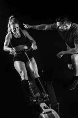 Çapraz eğitim. Kürek çekme makinesinde egzersiz yapan genç sporcular