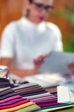 İç mimar, dekoratör, stüdyodan malzeme örnekleri seçiyor.