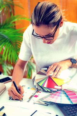 Mimar, iç mimar, ofiste malzeme örnekleme tahtasıyla çalışıyor.