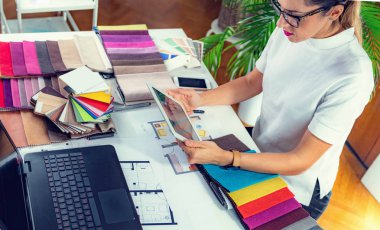 İç mimar, dekoratör, stüdyoda dijital tablet üzerinde çalışıyor.