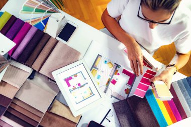 İç mimar, dekoratör, stüdyodan malzeme örnekleri seçiyor.
