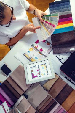 İç mimar, dekoratör, stüdyodan malzeme örnekleri seçiyor.