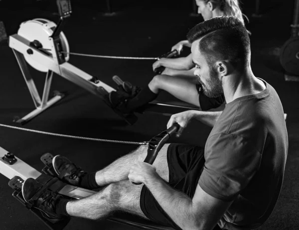 Çapraz eğitim. Kürek çekme makinesinde egzersiz yapan genç sporcular