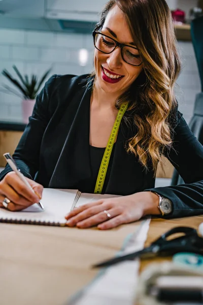 Evden çalışan genç tasarımcı