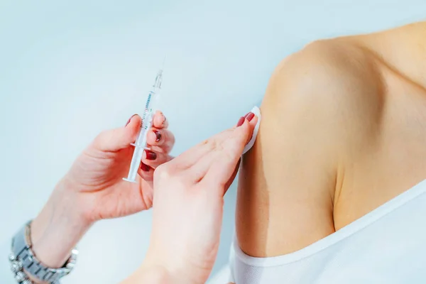 Une Femme Fait Vacciner Contre Grippe — Photo