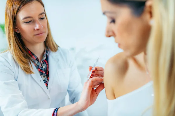 Mujer Vacunada Contra Gripe — Foto de Stock