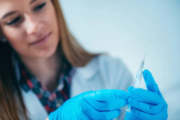 Profissional Médico Administrando Uma Vacina Contra Gripe — Fotografia de Stock