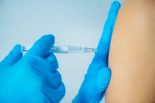 Medische Professional Die Een Griepvaccin Toedient — Stockfoto