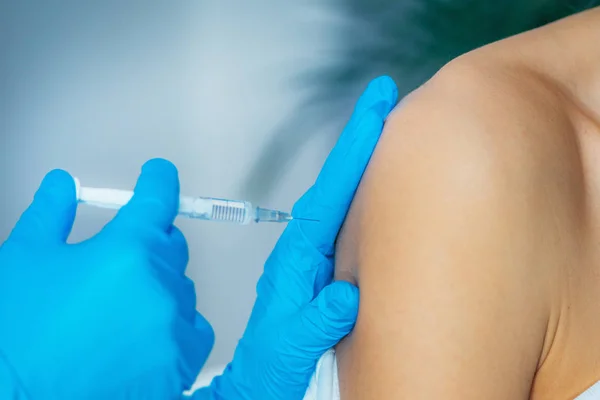 Profissional Médico Administrando Uma Injeção Vacina Contra Gripe — Fotografia de Stock