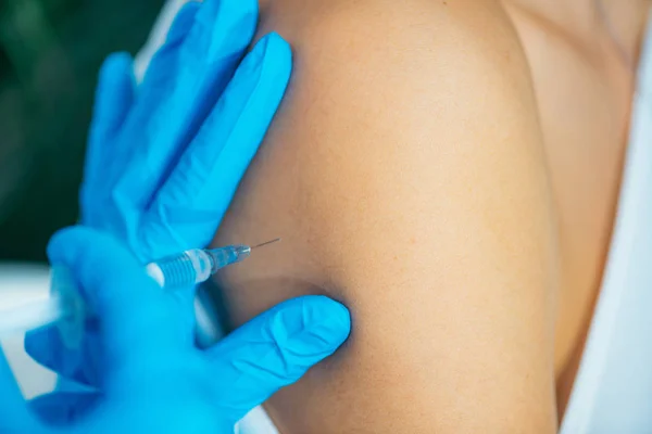 Professionnel Santé Qui Administre Une Injection Vaccin Contre Grippe — Photo