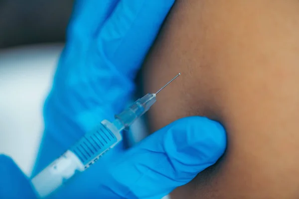 Profissional Médico Administrando Uma Injeção Vacina Contra Gripe — Fotografia de Stock