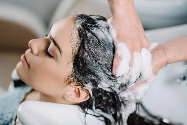 Estilista Lavar Cabello Del Cliente Peluquería — Foto de Stock