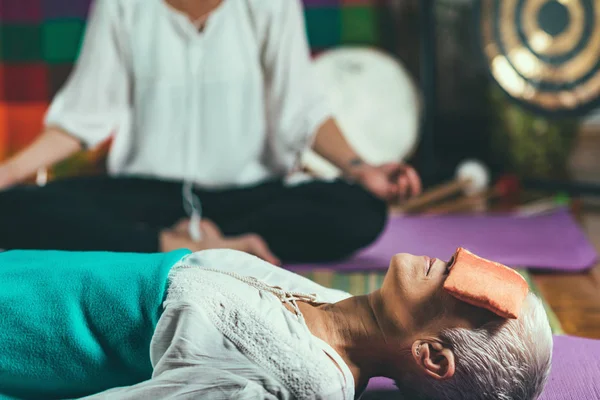 Управляемая Медитация Закройте Женскую Руку Медитируйте Сидите Позе Лотоса — стоковое фото