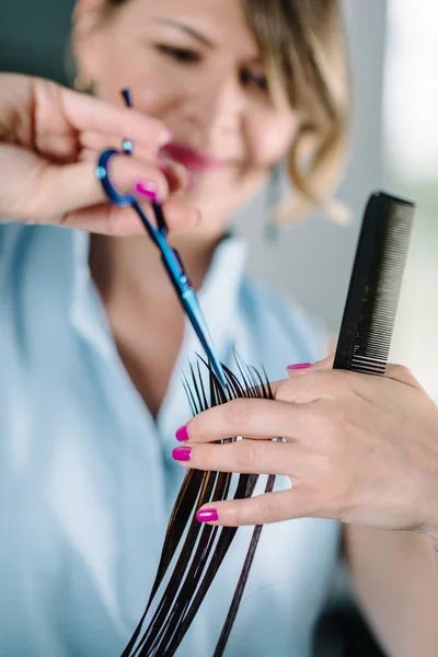 ヘアスタイリング ハサミで髪を切るスタイリスト — ストック写真