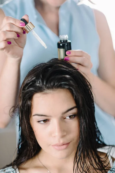 Traitement Capillaire Femme Dans Salon Faisant Procédure Pour Les Cheveux — Photo