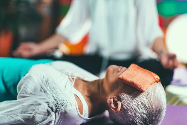 Meditação Guiada Close Sobre Mulheres Mão Meditando Sentado Posição Lótus — Fotografia de Stock