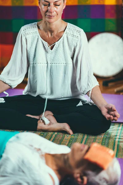 Geführte Meditation Seniorin Und Erwachsene Frau Liegen Auf Dem Boden — Stockfoto