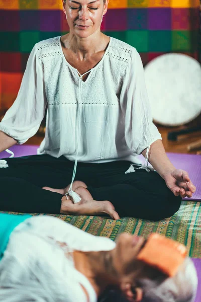 Meditação Guiada Mulher Sênior Mulher Adulta Média Deitada Chão Meditando — Fotografia de Stock