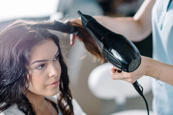 Styliste Séchage Des Cheveux Dans Salon Coiffure — Photo