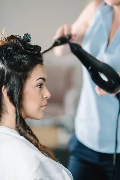 Styliste Séchage Des Cheveux Dans Salon Coiffure — Photo