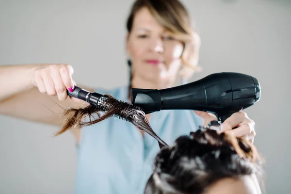 Styliste Séchage Des Cheveux Dans Salon Coiffure — Photo