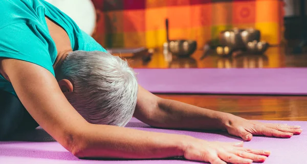 Yoga Guru Med Äldre Kvinna Gör Yoga — Stockfoto