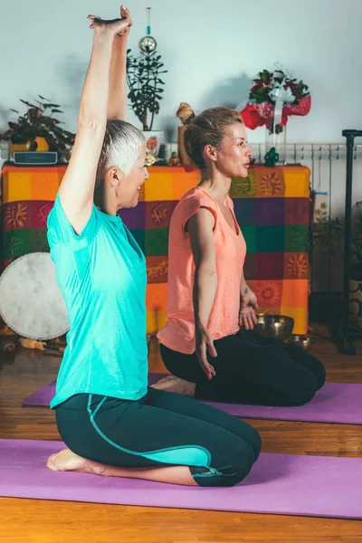 Senior Vrouw Yoga Privé Sessie — Stockfoto