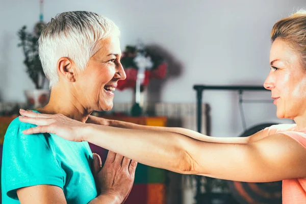 Yoga Goeroe Met Senior Vrouw Doen Yoga — Stockfoto