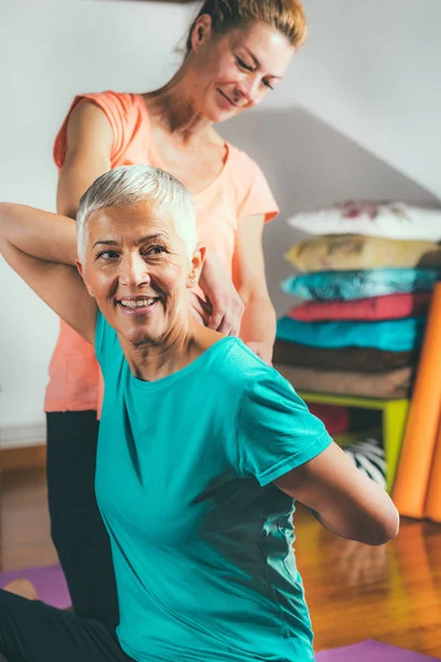 Personal Trainer Met Senior Vrouw Die Yoga Beoefent — Stockfoto