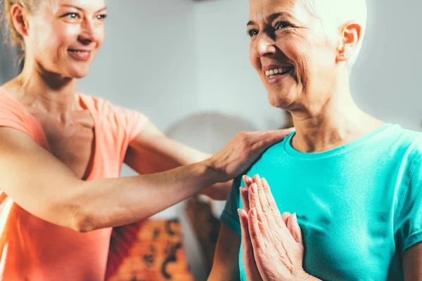 Yoga Gurusu Yaşlı Bir Kadınla Yoga Yapıyor — Stok fotoğraf