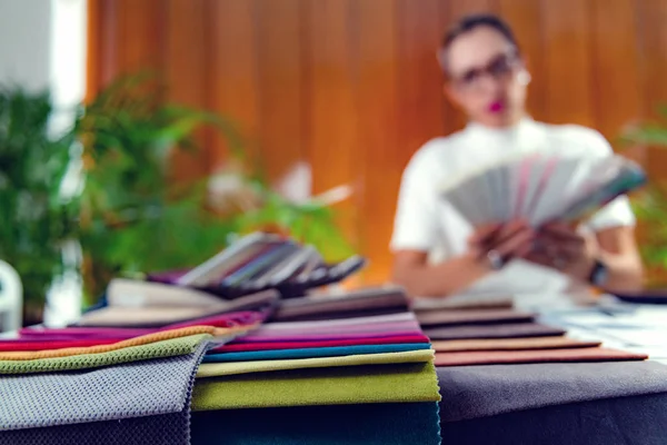 Diseñadora Interiores Femenina Eligiendo Muestras Materiales Para Muebles Estudio —  Fotos de Stock