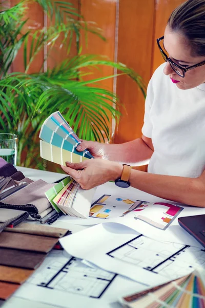 Diseñadora Interiores Femenina Eligiendo Colores Muestra Muestra Color Estudio —  Fotos de Stock