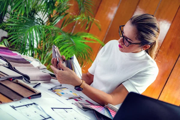 Arquitecto Diseñador Interiores Trabajando Con Tablero Muestra Material Oficina —  Fotos de Stock