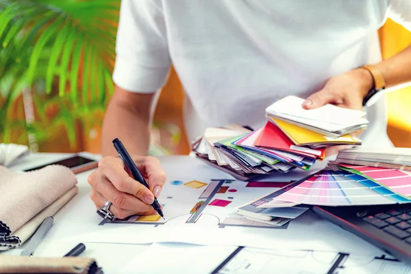 Arquitecto Diseñador Interiores Trabajando Con Tablero Muestra Material Oficina —  Fotos de Stock