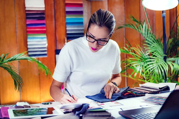 Female Decorator Looking Fabric Samples Her Office — Stock Photo, Image