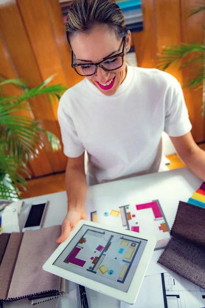 Stüdyoda planları olan kadın mimarın portresi.