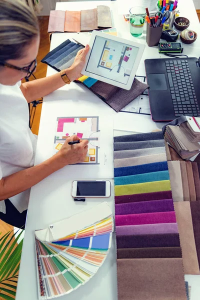 İç mimar, dekoratör, stüdyodan malzeme örnekleri seçiyor.