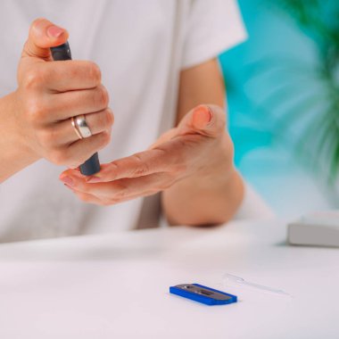 Hızlı Covid19 Parmak Deliği Antikor Testi yapan kadın 