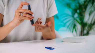 Corona Virüs Antikor Testi yapan kadın