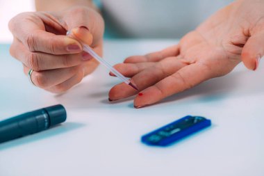 Hızlı COVID19 Testi yapan kadın