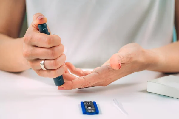 Γυναίκα Που Κάνει Rapid Covid19 Finger Prick Antibody Test — Φωτογραφία Αρχείου