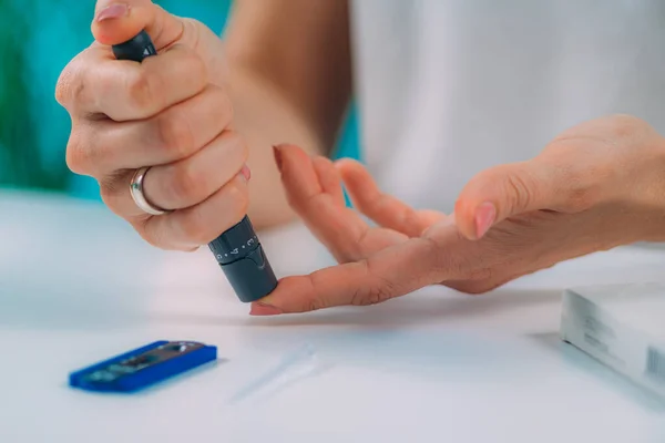 Mujer Usando Lancet Para Extraer Sangre Para Prueba Rápida Del — Foto de Stock