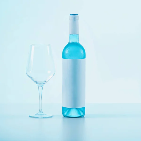 Bottiglia Vino Blu Bicchiere Vino Tavolo — Foto Stock