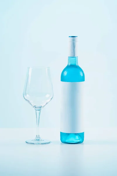 Garrafa Vinho Azul Copo Vinho Uma Mesa — Fotografia de Stock