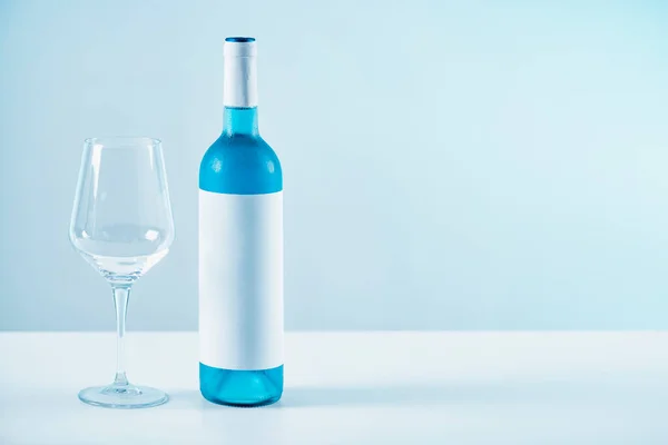 Bottiglia Vino Blu Bicchiere Vino Tavolo — Foto Stock