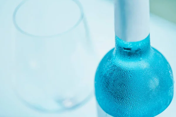 Fles Blauwe Wijn Wijnglas Een Tafel — Stockfoto