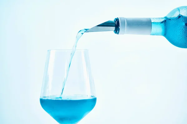 Wlewanie Niebieskiego Wina Pluskiem Bąbelkami Kieliszka Wina Zbliżenie — Zdjęcie stockowe