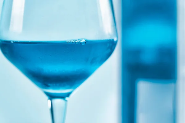 Masada Bir Şişe Mavi Şarap Şarap Kadehi — Stok fotoğraf