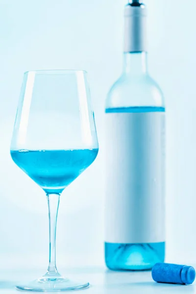 Μπουκάλι Μπλε Κρασί Και Ποτήρι Κρασιού Ένα Τραπέζι — Φωτογραφία Αρχείου
