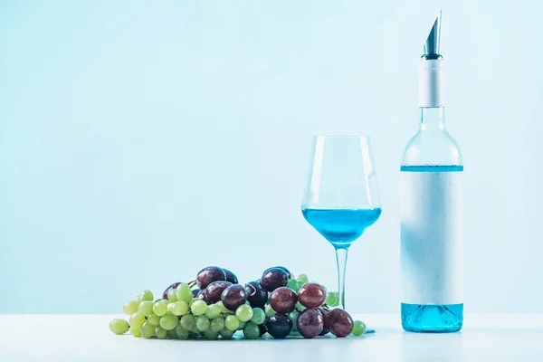 Fles Blauwe Wijn Wijnglas Druiven Tafel — Stockfoto